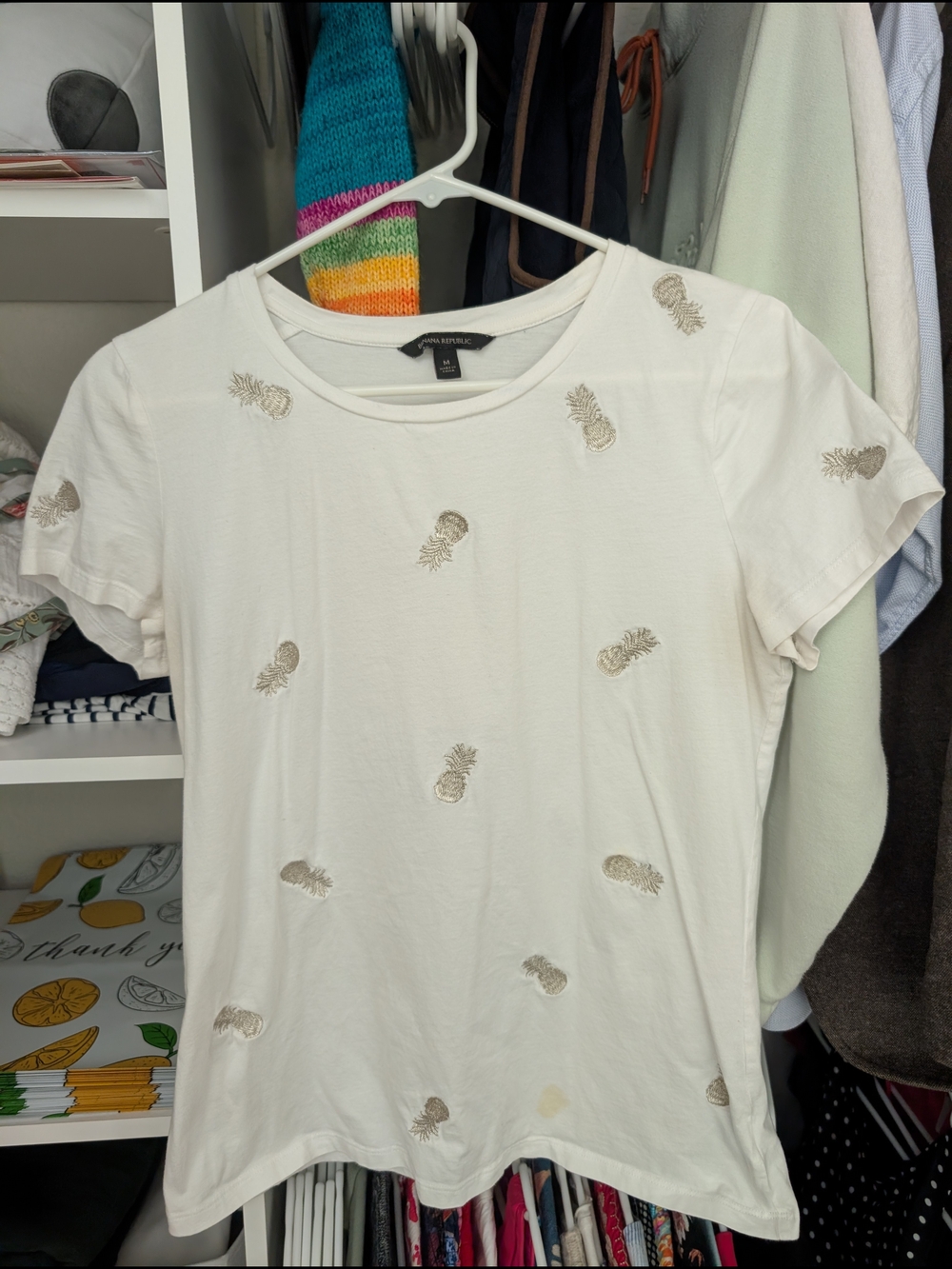Banana Republic White Short-Sleeve Tee with Gold Embroidered Pineapple Size M